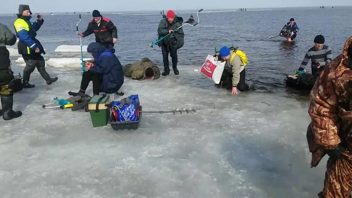 Креницы зимняя рыбалка Ладога. Зимняя рыбалка на Ладожском озере. Рыбалка на Ладоге зимой. Ладожское озеро зимой рыбалка.
