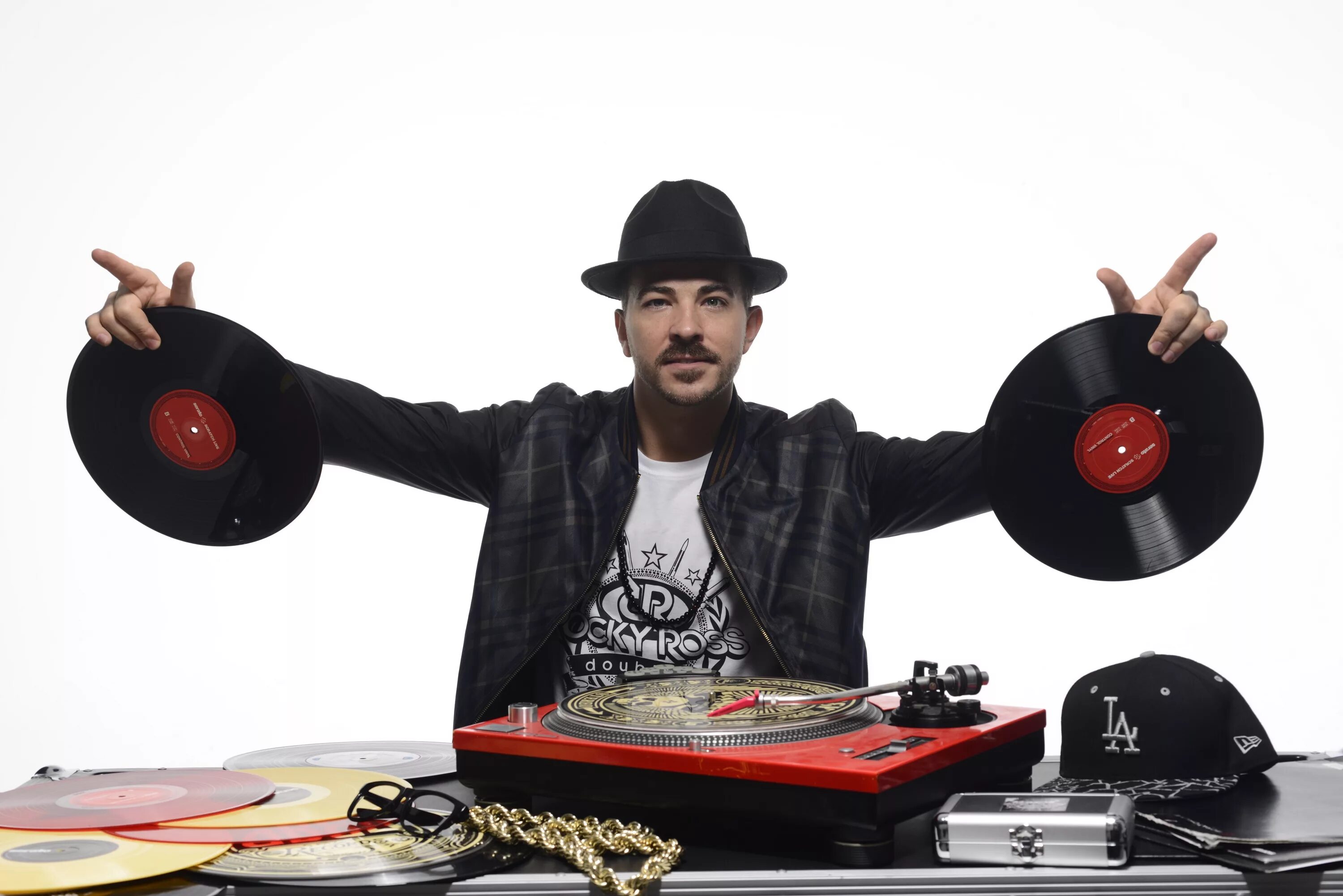 Dj at work. Hat dj. Hat dj. Девушка за пультом. Французский электронный диджей.
