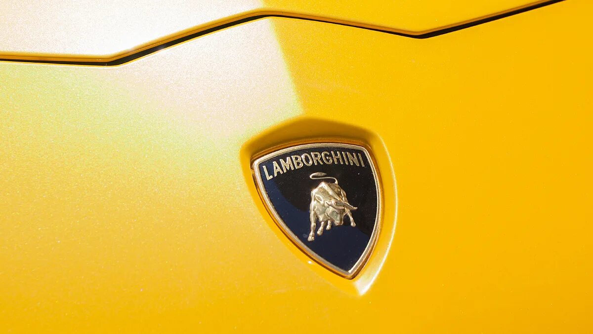 Новый значок ламборгини. Lamborghini эмблема. Ламборгини лого фон. Ламборгини Урус. Знак Ламборгини на белом фоне.