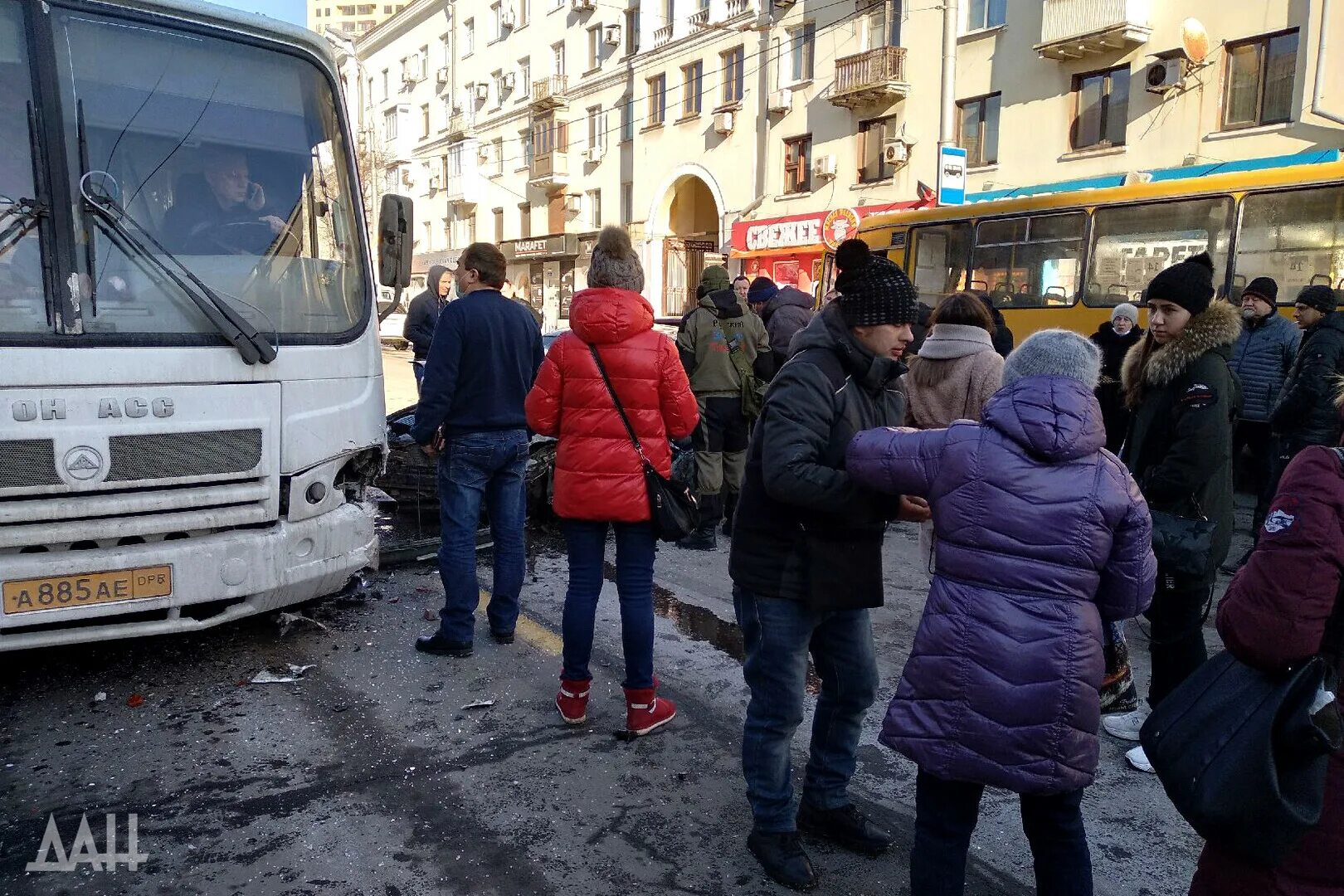 Авария в центре Донецка. Донецк пострадавшие люди на улицах. Автобусы ДНР. Срочные новости донецка