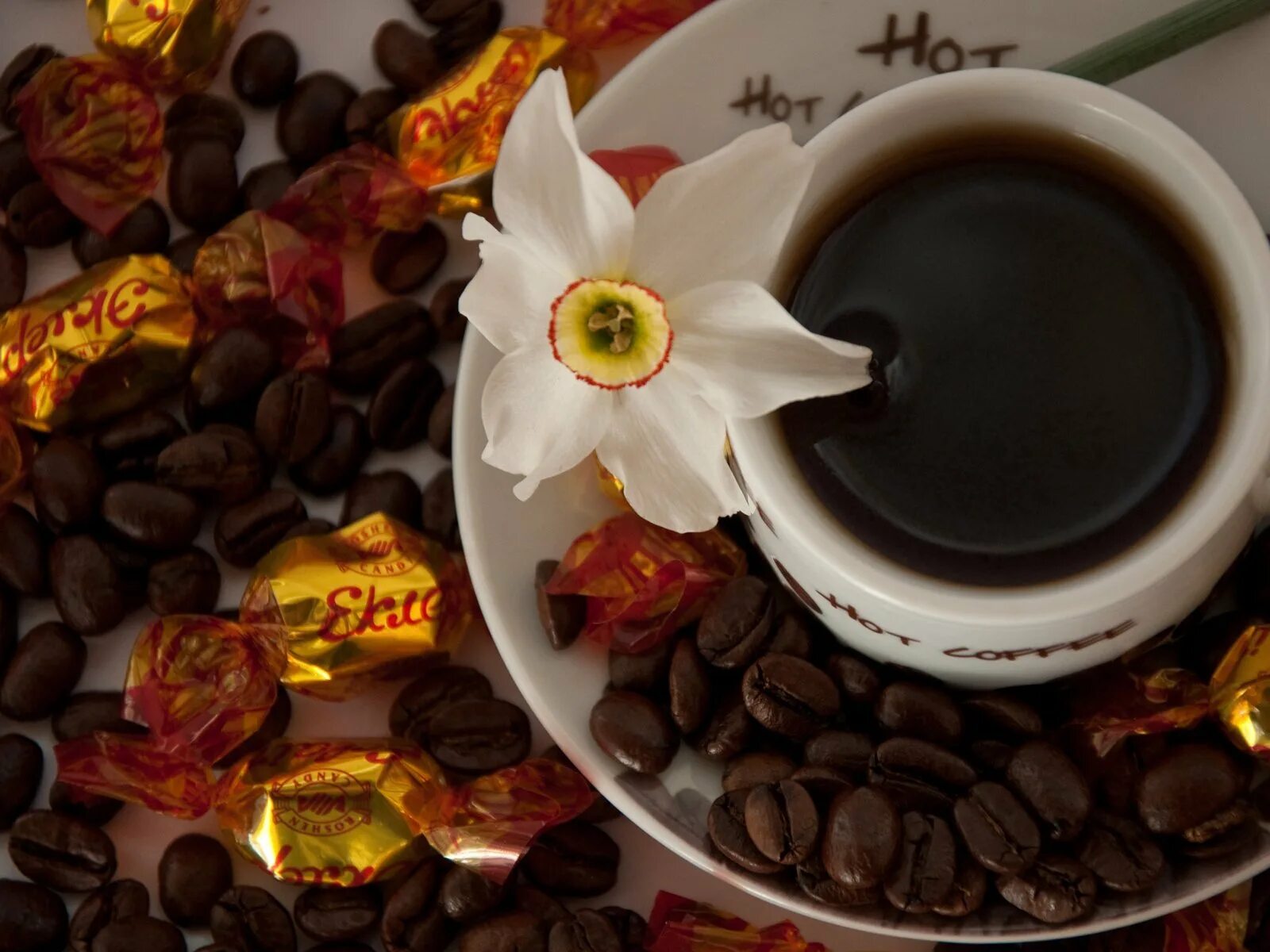 кофе утро конфеты. чай с конфетами. кофе и шоколад. чашка кофе с конфетами. кофе с конфетами.