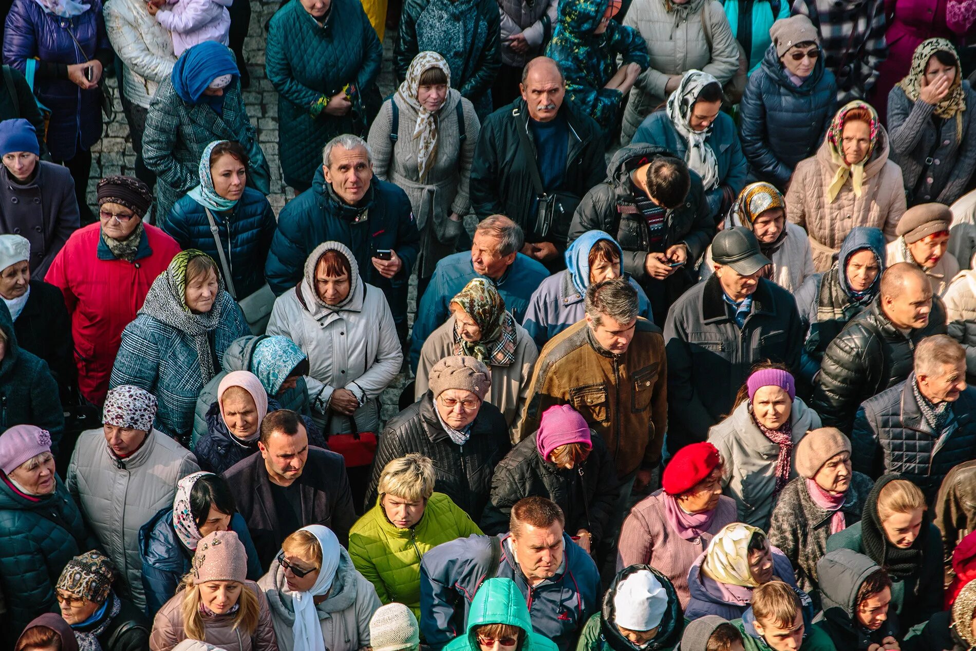 Толпа пожилых людей. Пенсионеры России толпа. Архангельская область люди. Россияне толпа грустные.