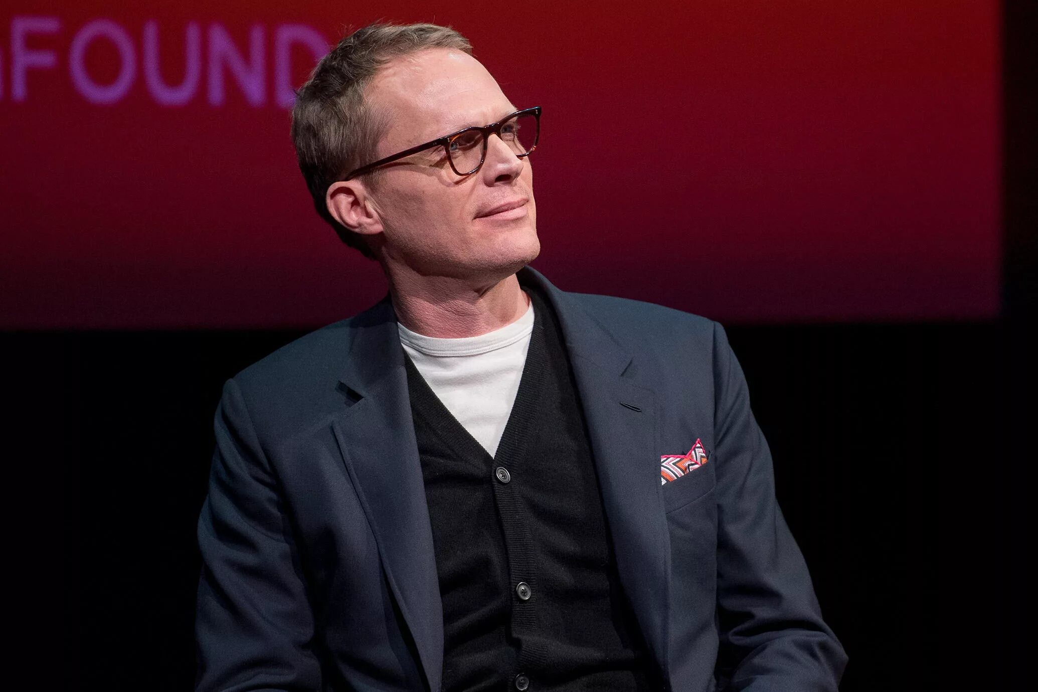 Актер пол беттани. Пол Беттани. Paul Bettany 2022. Пол Беттани фото. Пол Беттани в молодости.