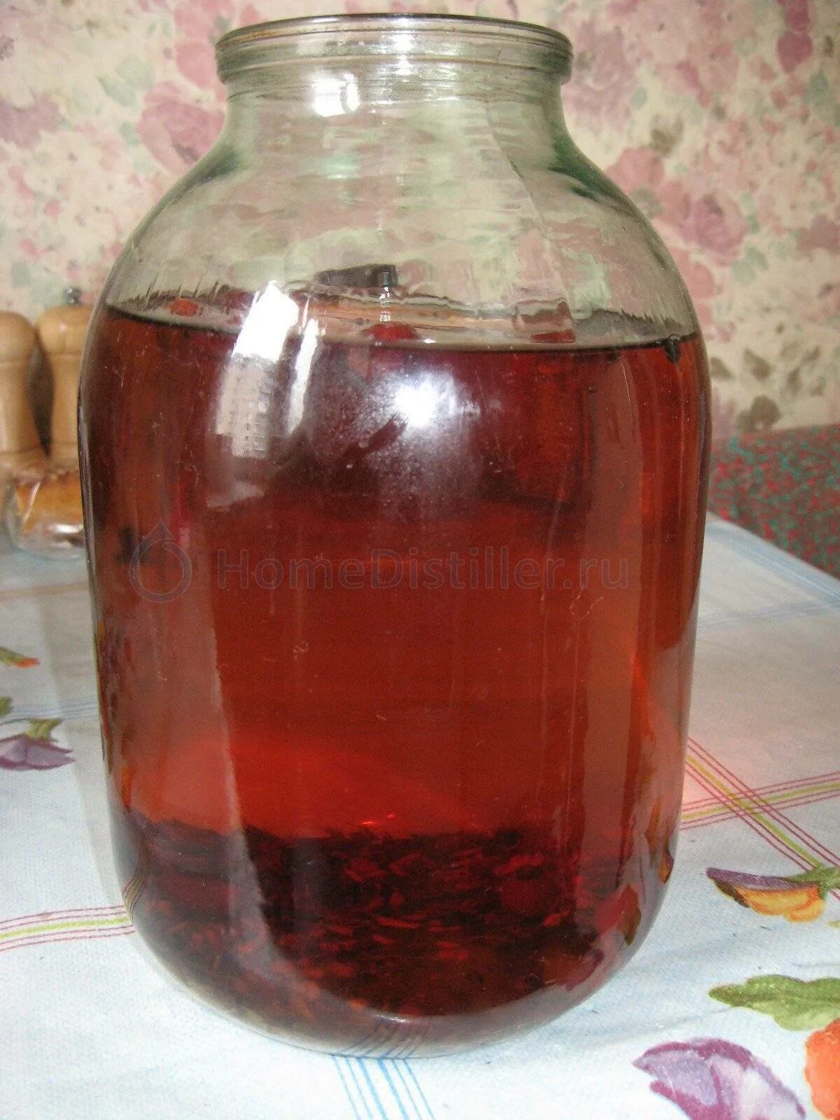 Настаивание самогона на дубовой щепе. Банка самогона. Самогон на дубе. Бутылки для настоек. Настоян на дубовой щепе.