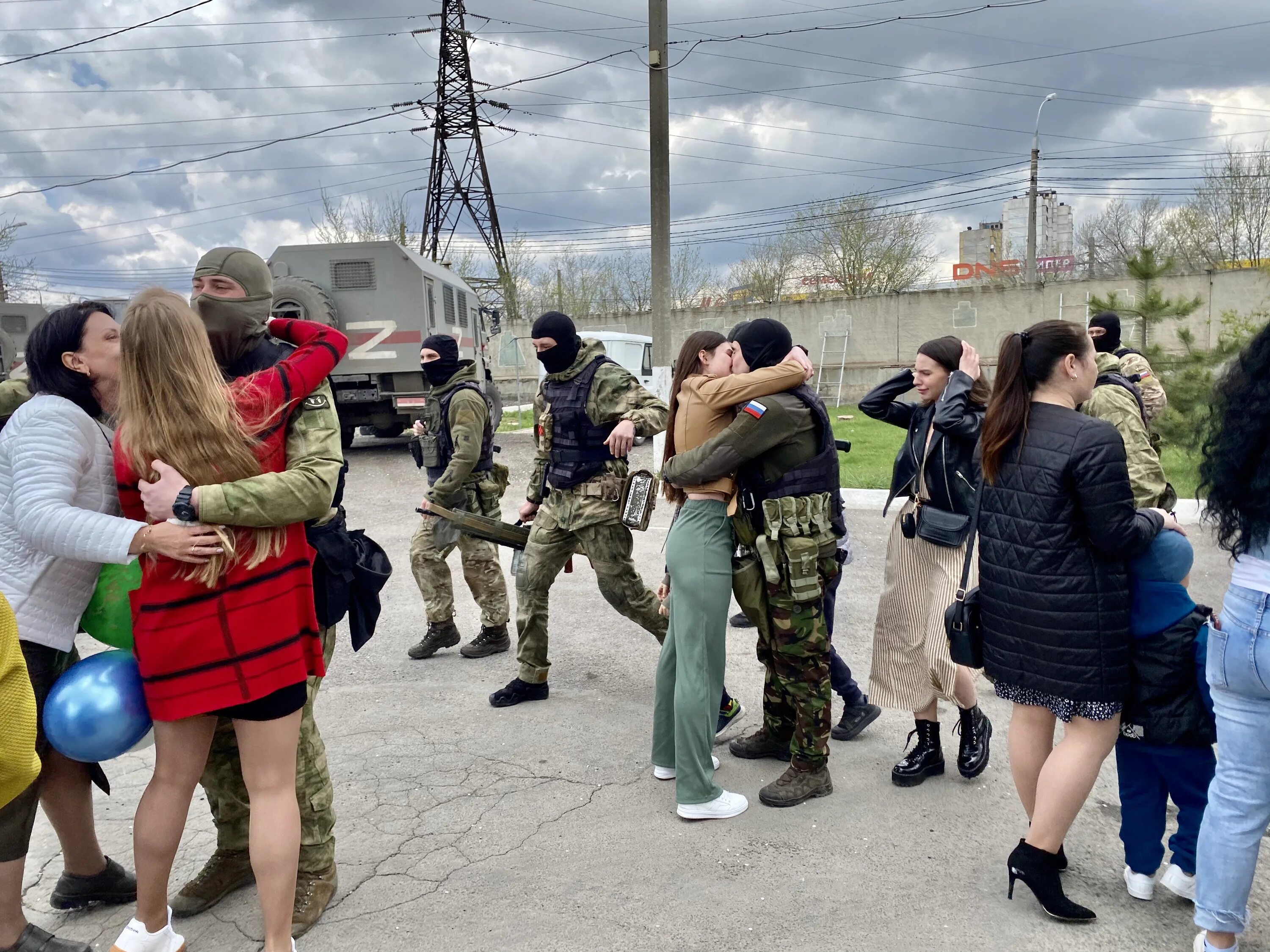 Последние новости спецоперации сво. Встреча военных. Встреча военных с Украины в Украине. Спецоперация на Украине российские войска. Украинские девушки солдаты.