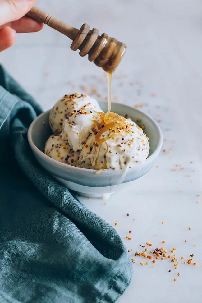 Пыльца рецепты. Мороженое с медом и орехами. Мороженое из меда. Мороженое с медом на палочке. Пломбир с медом.