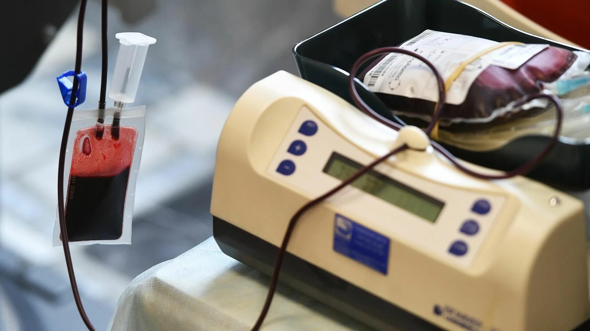 Донорство крови прививки. Аппарат для забора донорской крови. Рентгеновский аппарат для облучения донорской крови и ее компонентов. Плазма крови донорство.