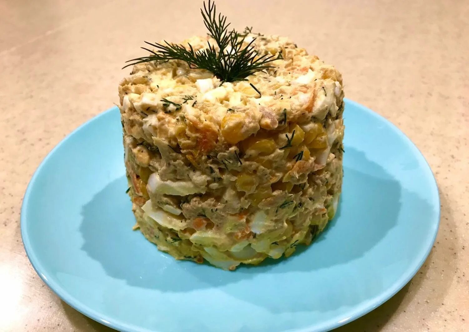 Вкусный и простой салат с рыбой. Рыбный салат. рыбный салат из консервов. салат из рыбных консерв. салат с консервированной рыбой.
