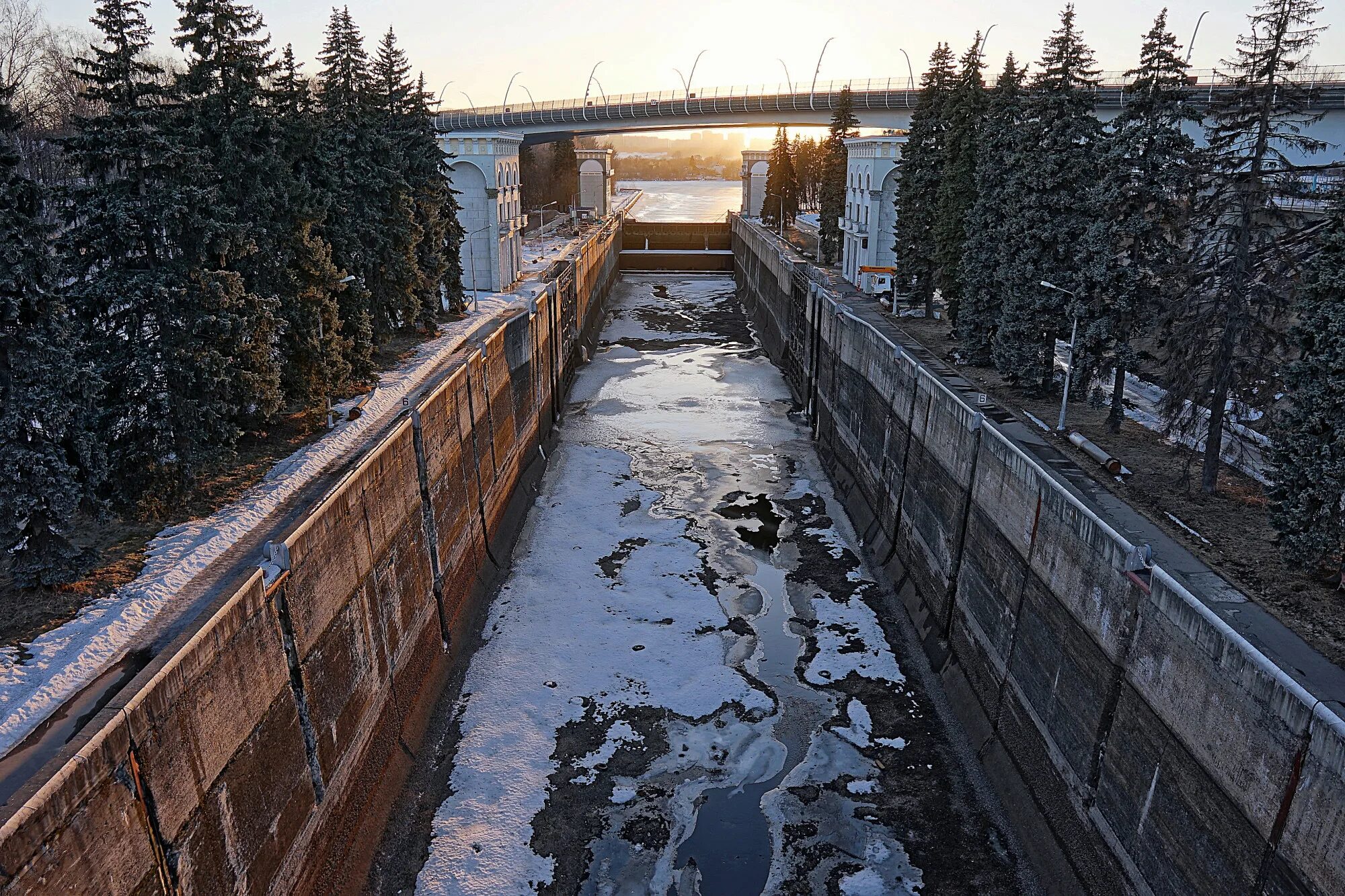 Каналы и шлюзы. Дубна шлюз 1 канала им Москвы. Тушино канал им.Москвы шлюзы 7 и 8. Шлюз в Тушино на канале имени Москвы. Дубна канал шлюз 2 им Москвы.