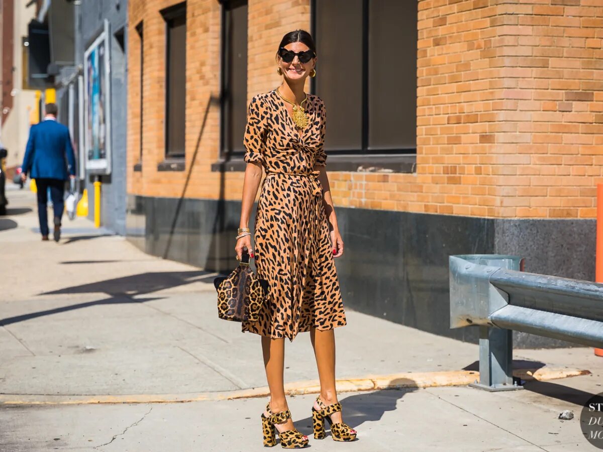 звериный принт в одежде. платья с леопардовым принтом 2023. леопардовое платье 2023. платья леопардовой расцветки. леопардовое платье какие туфли.