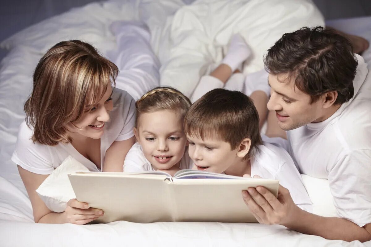 Родители и дети. Семейное чтение. Традиции семейного чтения. Родители читают.
