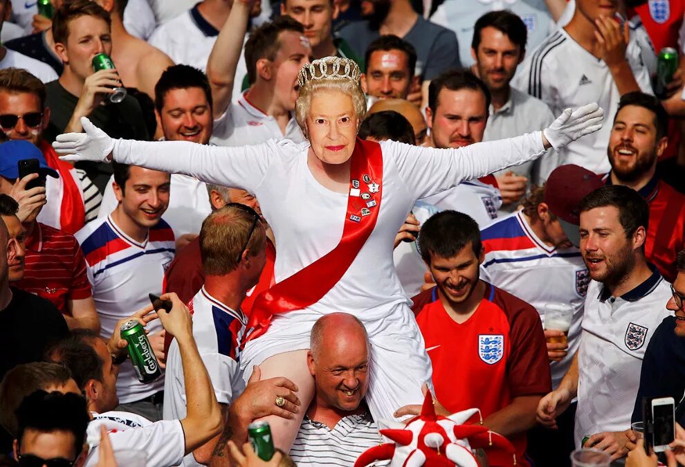 Самый популярный спорт в великобритании. Английские футбольные болельщики. Футбольные фанаты Англии. Английские фанаты футбола. Болельщики сборной Англии по футболу.