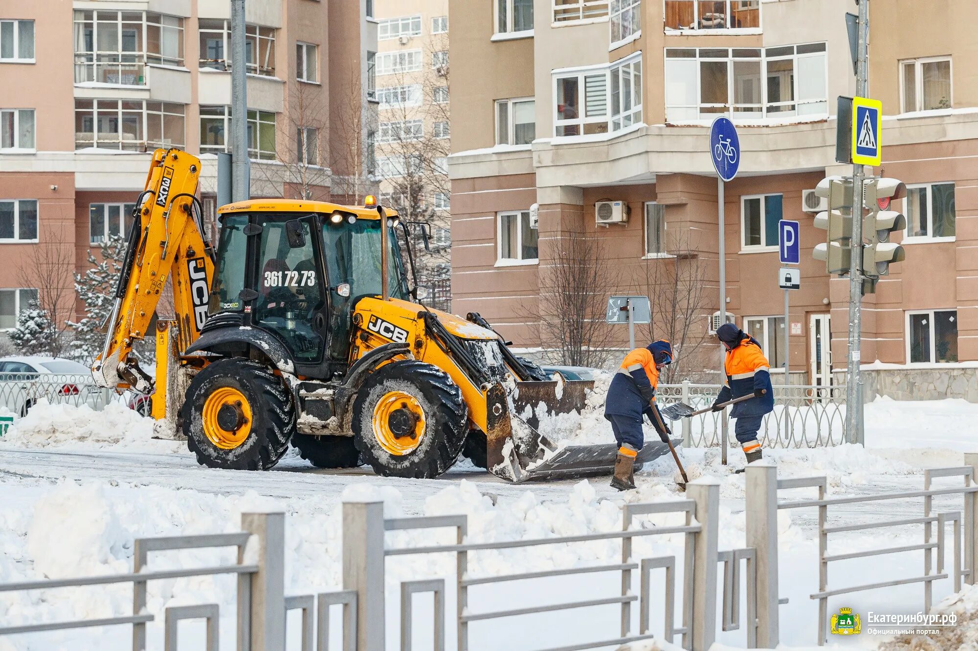 Тракторная екатеринбург. Благоустройство территории спецтехника. Екатеринбург благоустройство. Трактор убирает снег.