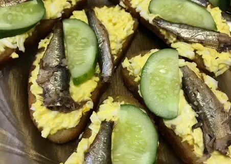 Бутерброды со шпротами соленым огурцом яйцом