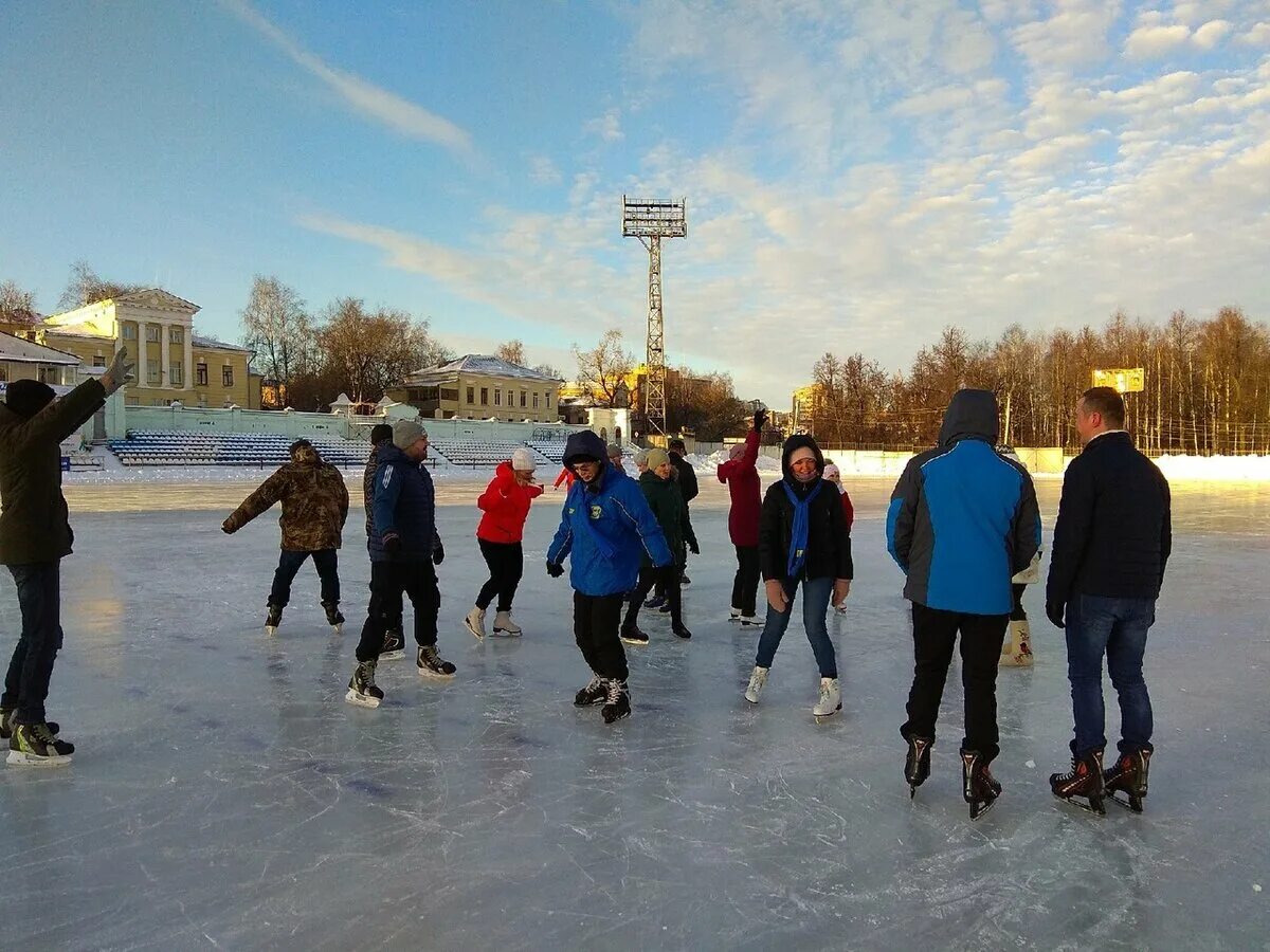 Каток в Кирове. Каток на Кирова. Родина открытый каток Киров. Катки Кирова. Каток киров цена