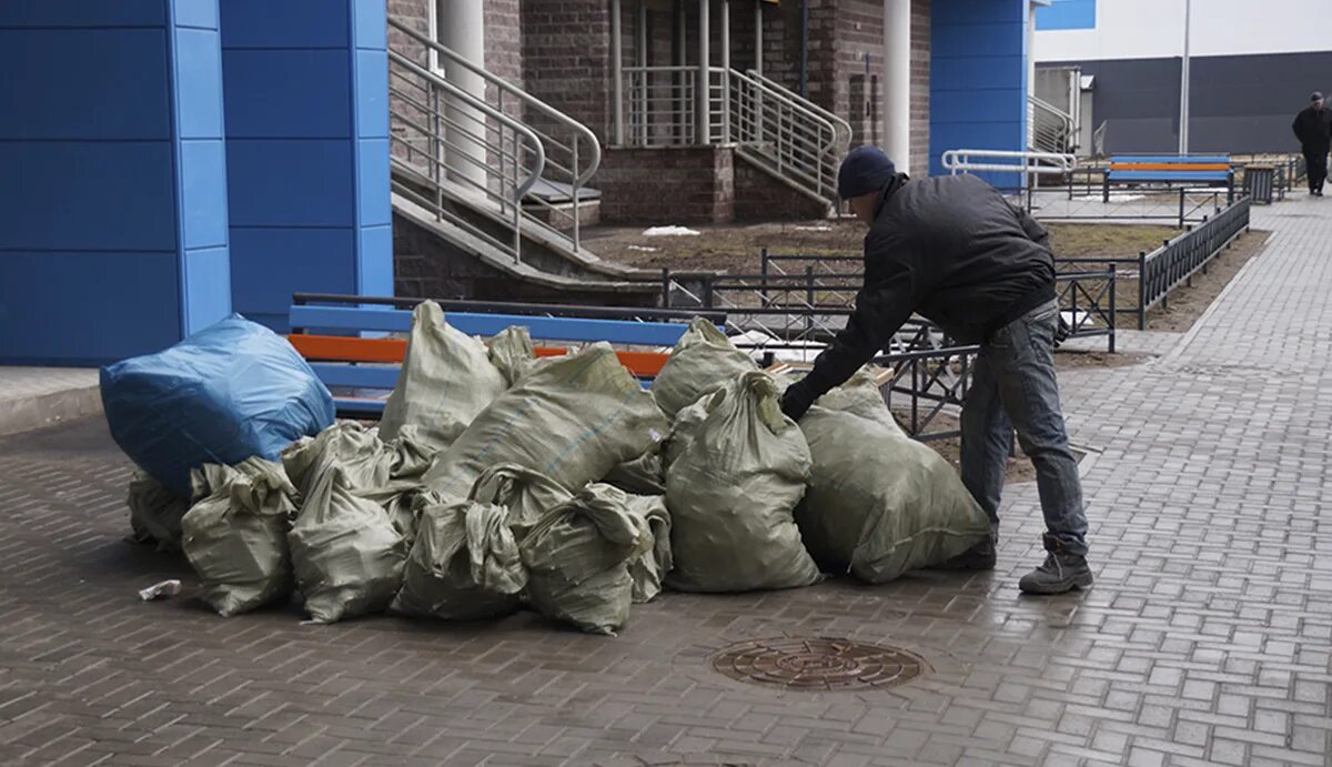 Мешок для строительного мусора. Вывоз мусора. Вынос мусора. Вынос мусора в мешках.