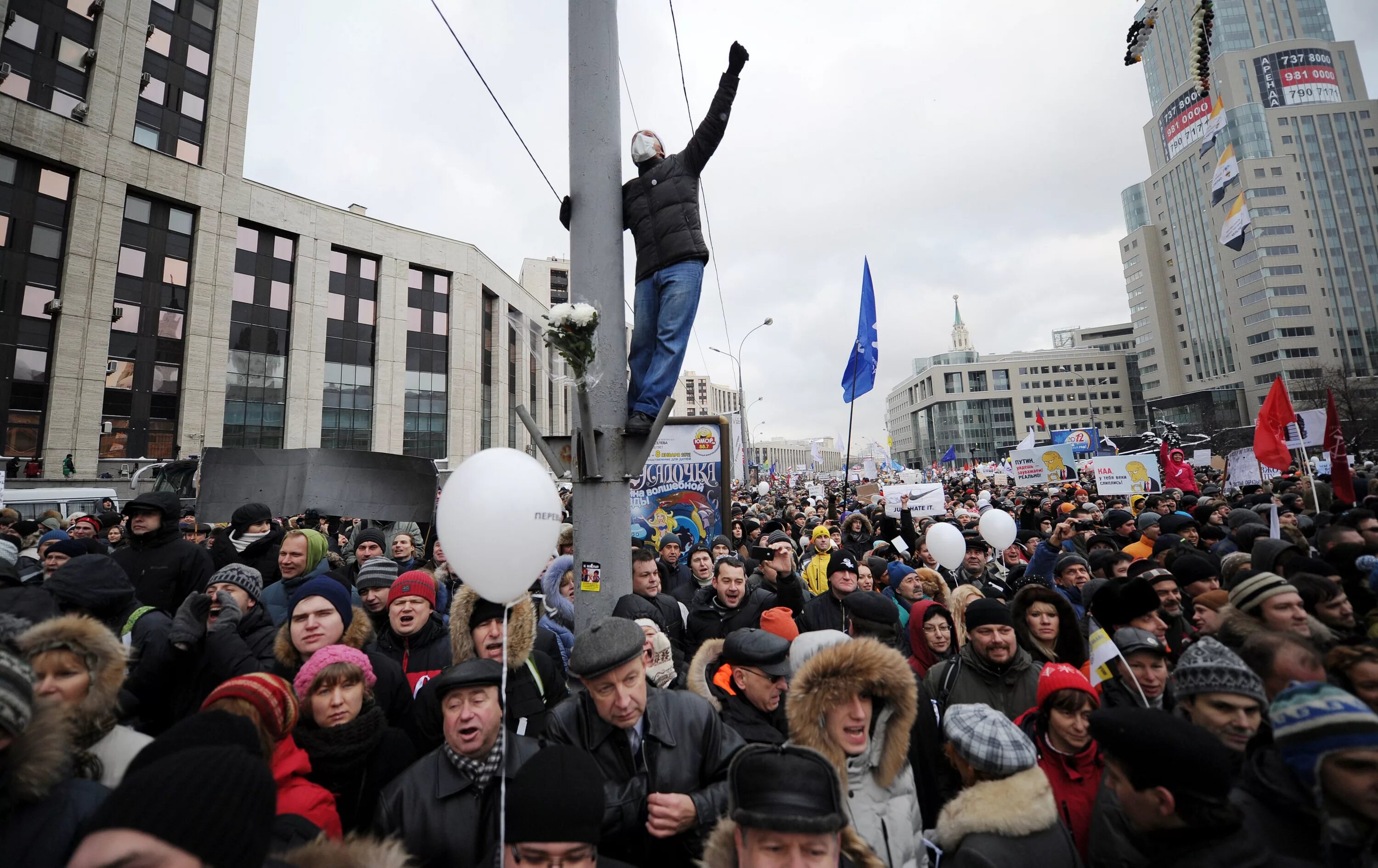 Толпа участников митинга. Митинг. Протестное движение в России. Толпа людей митинг. Массовые настроения в политике.