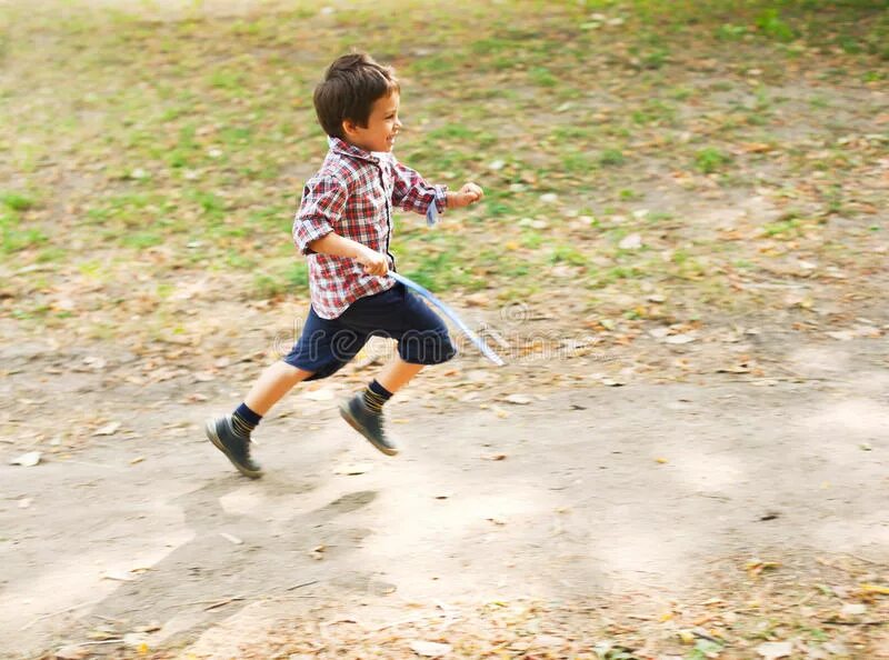 Дети бегут. Мальчик бежит. Маленький мальчик бежит. Мальчик бежит вприпрыжку.