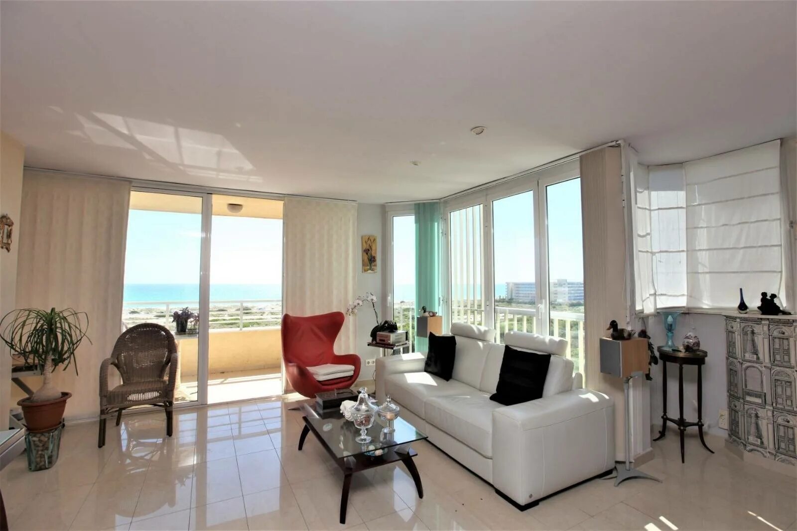 Особняк marbella испания. Обычная квартира в испании. Элитные квартиры в испании. 1 комнатная квартира в испании. Гостиная в испанском стиле.