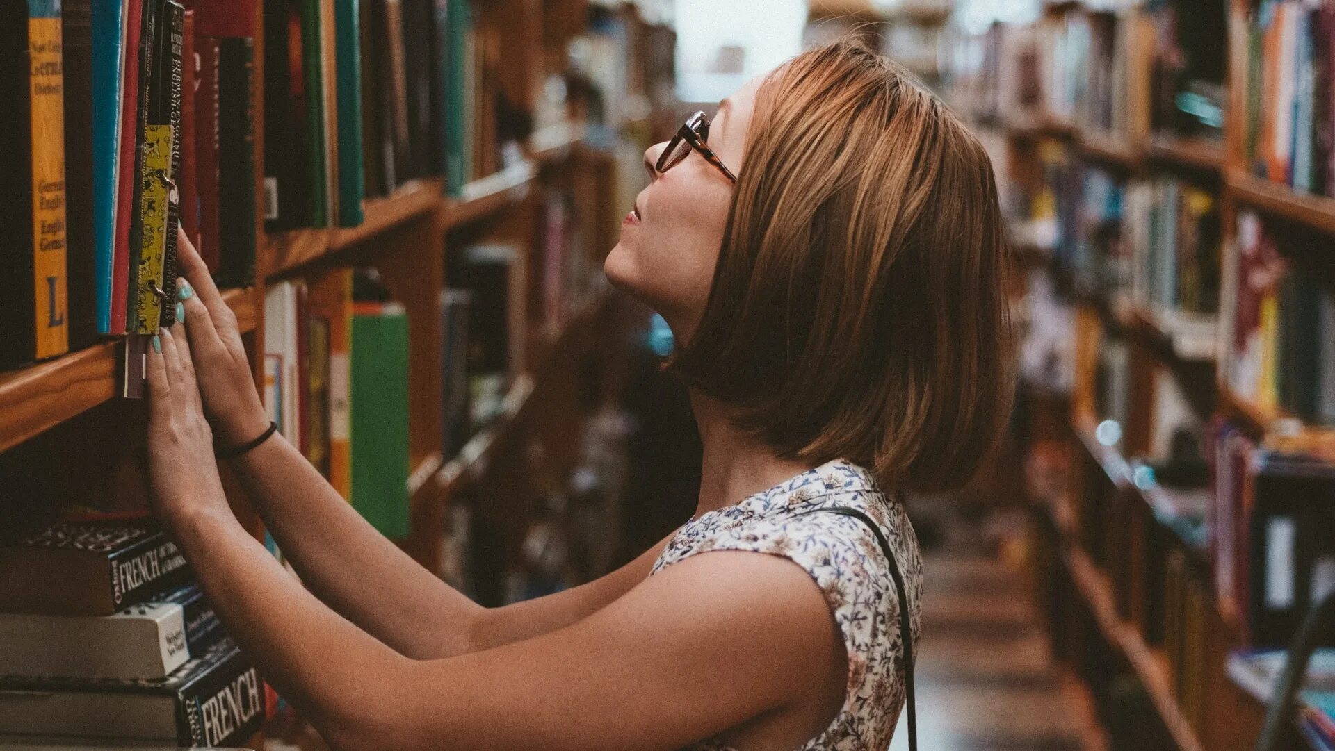 Много выборов книг. Девушка в библиотеке. библиотекарша вверх. три библиотекарши. неинтересная книга.