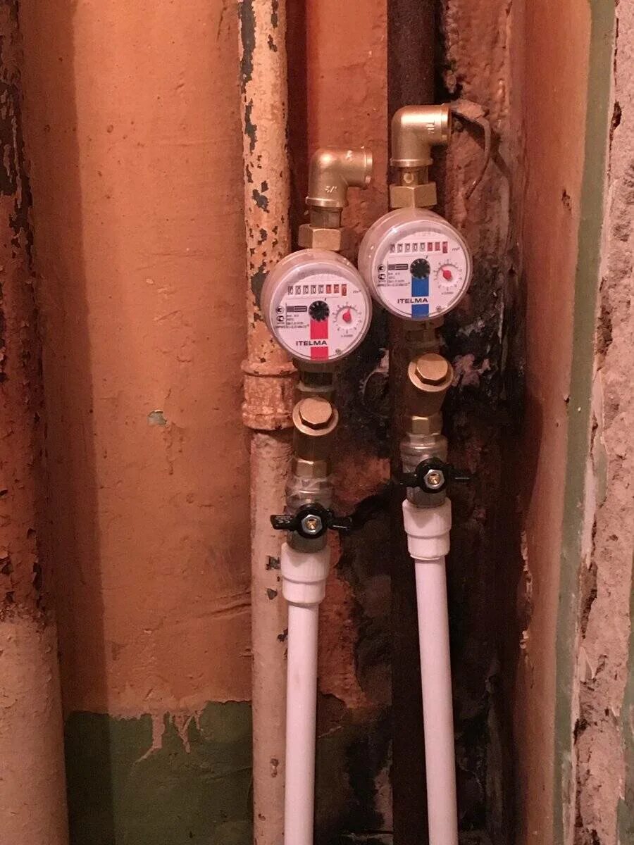 Счетчик на водопроводе. Монтаж водяного счетчика. Монтаж водяного счетчика. Монтаж водосчетчика. Установление двух счетчиков воды стоит 2600.