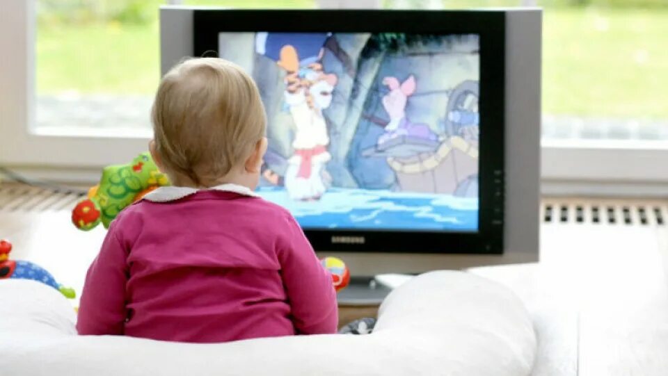 Телевизор для детей. Влияние мультфильмов на детей. Ребенок около телевизора. Телевизор с мультиками.