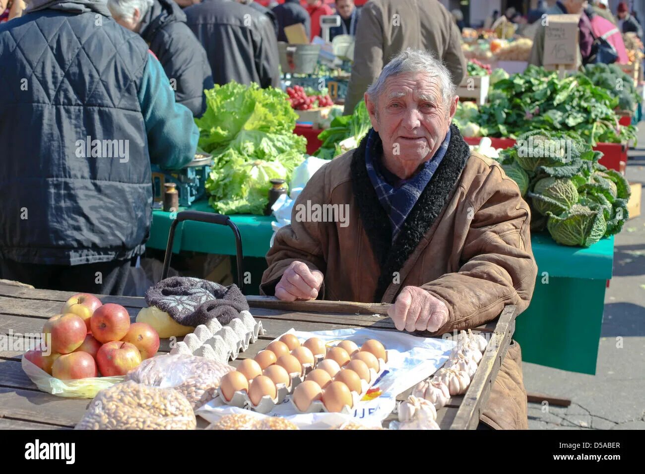 На базаре шум и гам. На рынке. Деревенский рынок. На перовском на базаре. Старик продает на рынке.