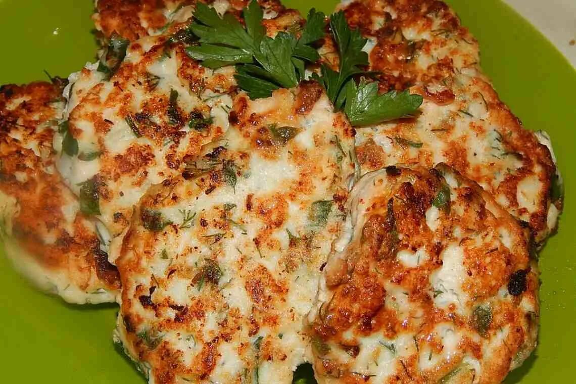 Пышные куриные оладьи. Куриные оладьи. куриные оладьи с морковью и сыром. куриные оладьи для детей. гипермаркет магнит куриные оладьи.