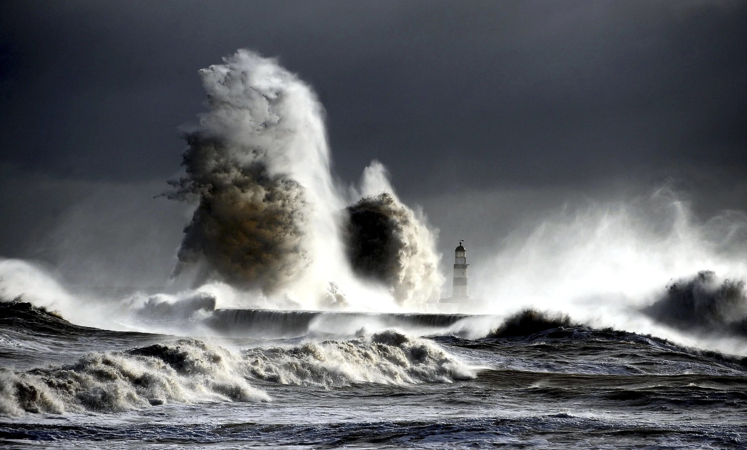 Океан шторм 1. Карское море шторм. Атлантический океан шторм. Море океан волны шторм ЦУНАМИ. Вулкан Креницына волны шторм.