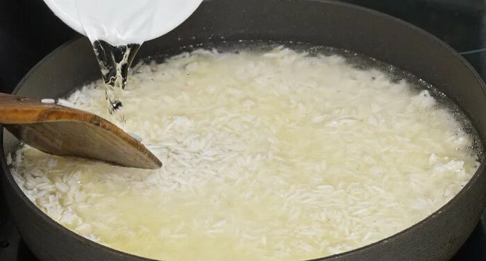 Какой водой заливают рис холодной или горячей. Заливаем рис водой. Варка риса. Рис к воде. Рис залитый водой для варки.