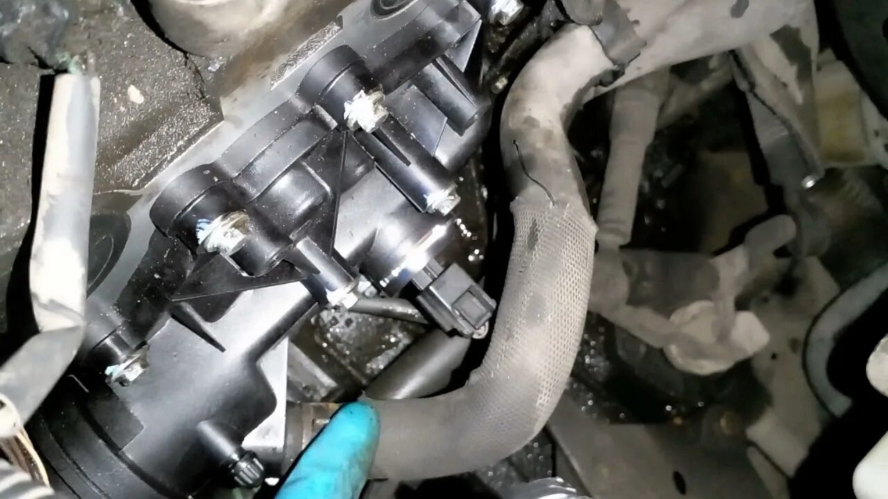 Пришло время заменить ТЕРМОСТАТ. - Renault Fluence, 1,6 л, 2012 года визит на се