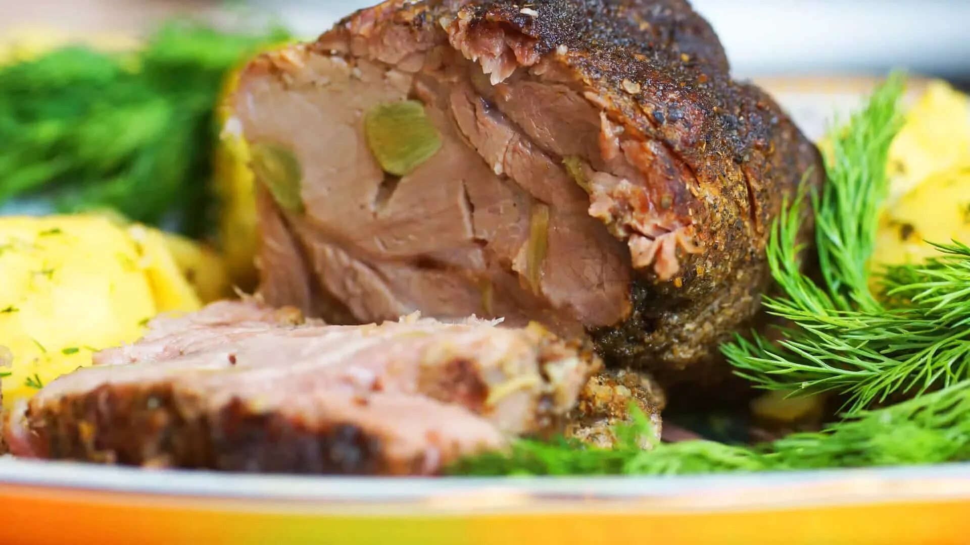 Шея свиная запеченная в духовке. Кусок свинины в духовке. Кусок свинины в духовке. Запеченная буженина. Свиная шейка в духовке.