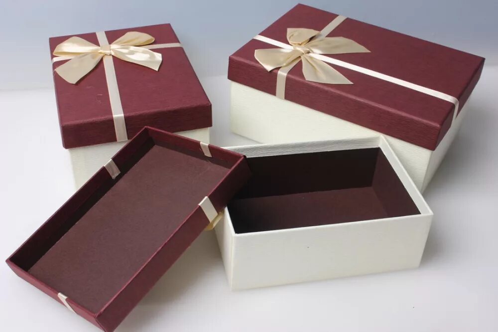 Завернуть прямоугольный подарок. Коробка для подарка. Прямоугольные коробки для подарков. Красивые коробки для подарков. Подарочная коробка прямоугольная.