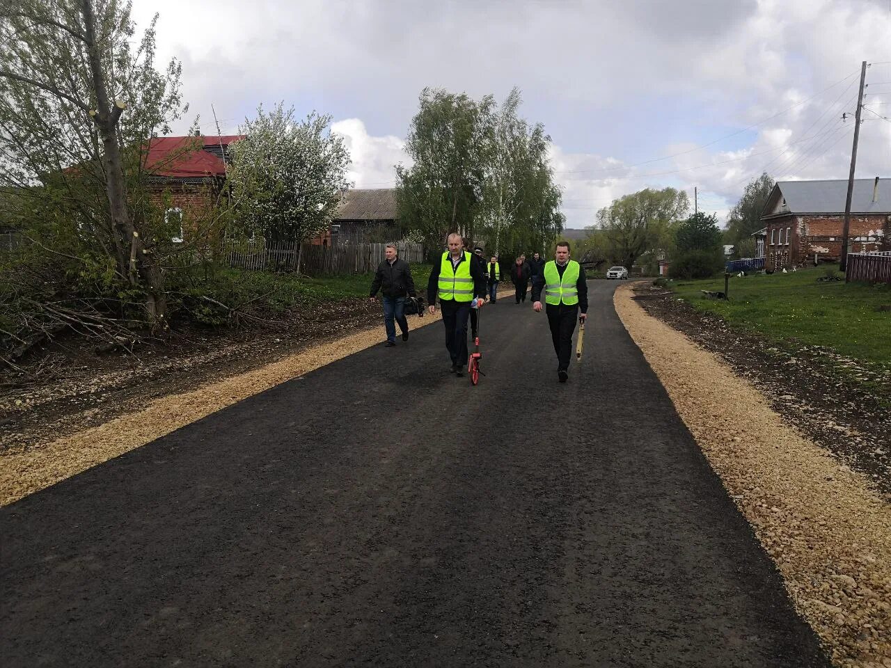 Дорога в селе. Подъездная дорога. Новая Сельская дорога в Нижегородской области. Фото дороги в селе.