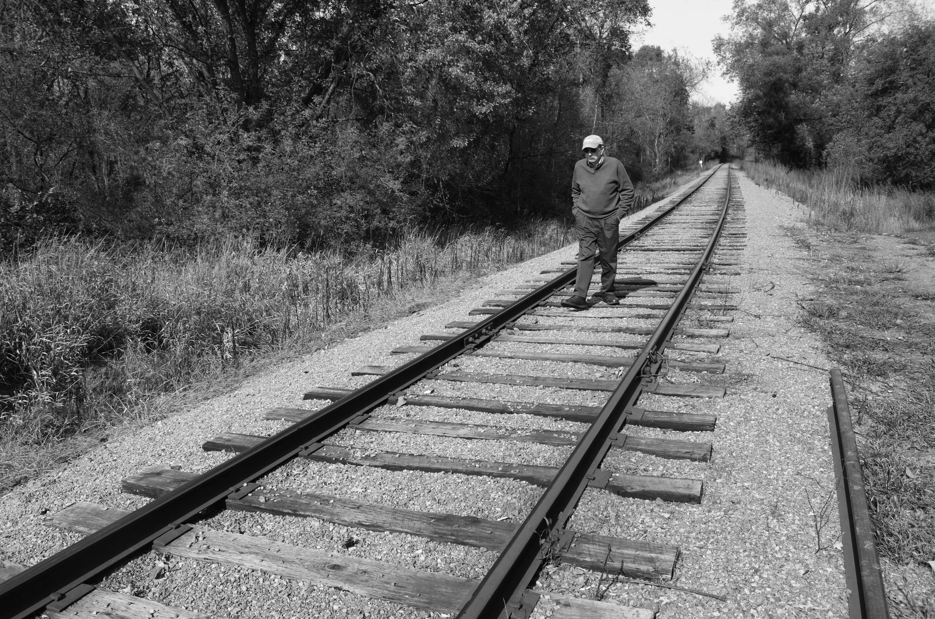 Мужчина железная дорога. Человек на железной дороге. Мужская фотосессия на железнодорожных путях. Фотографии на железной дороге парни. Человек идет по железной дороге.