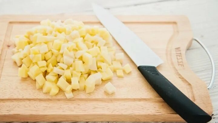 Нарезать небольшими кубиками добавить. Картошка нарезанная кубиками. мелко нарезанная картошка. картофель порезать кубиками. сыр нарезанный.