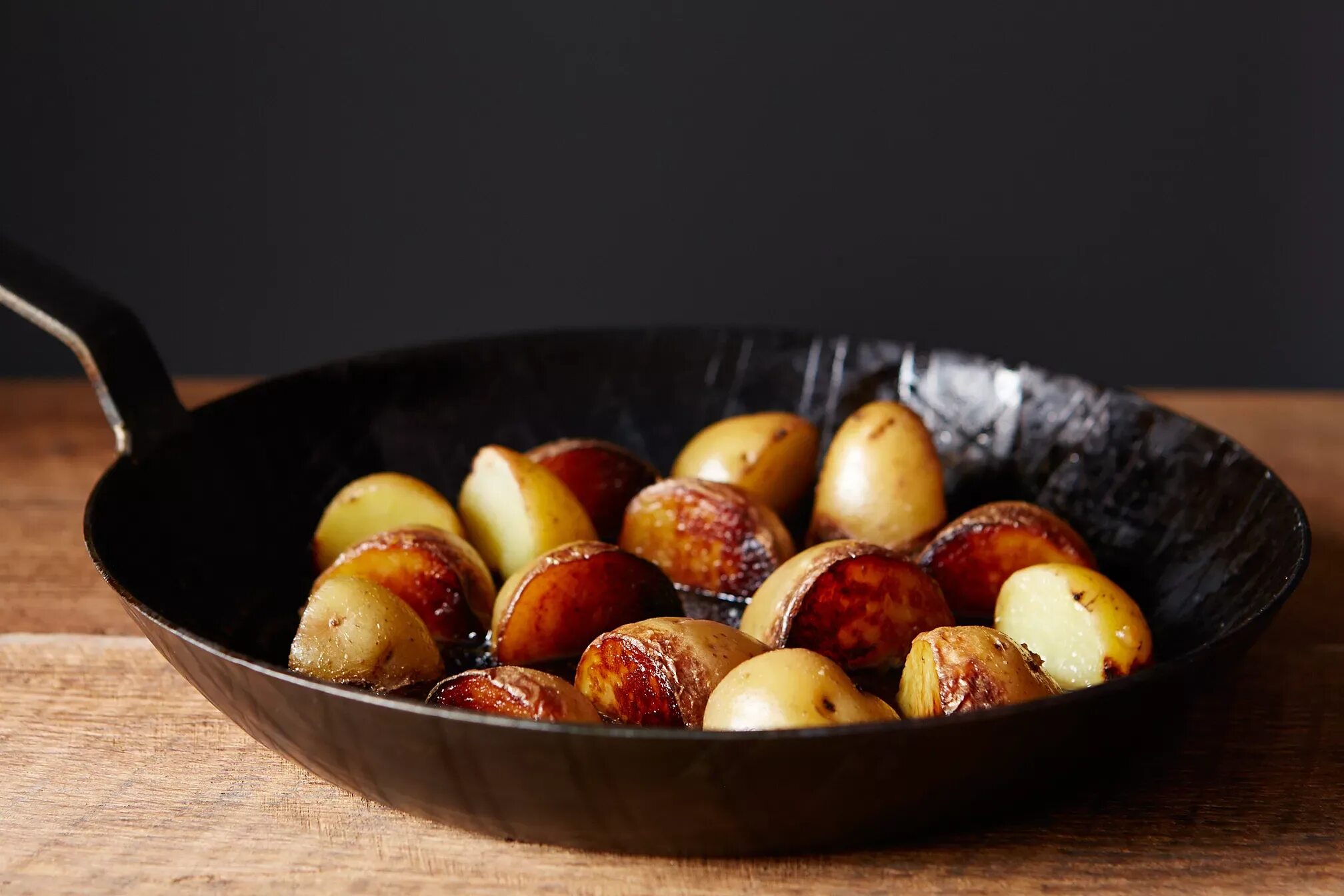 Сколько готовить картошку в углях. Картошка на сковороде. Картошка на углях. Запеченный картофель. Картошка по деревенски.