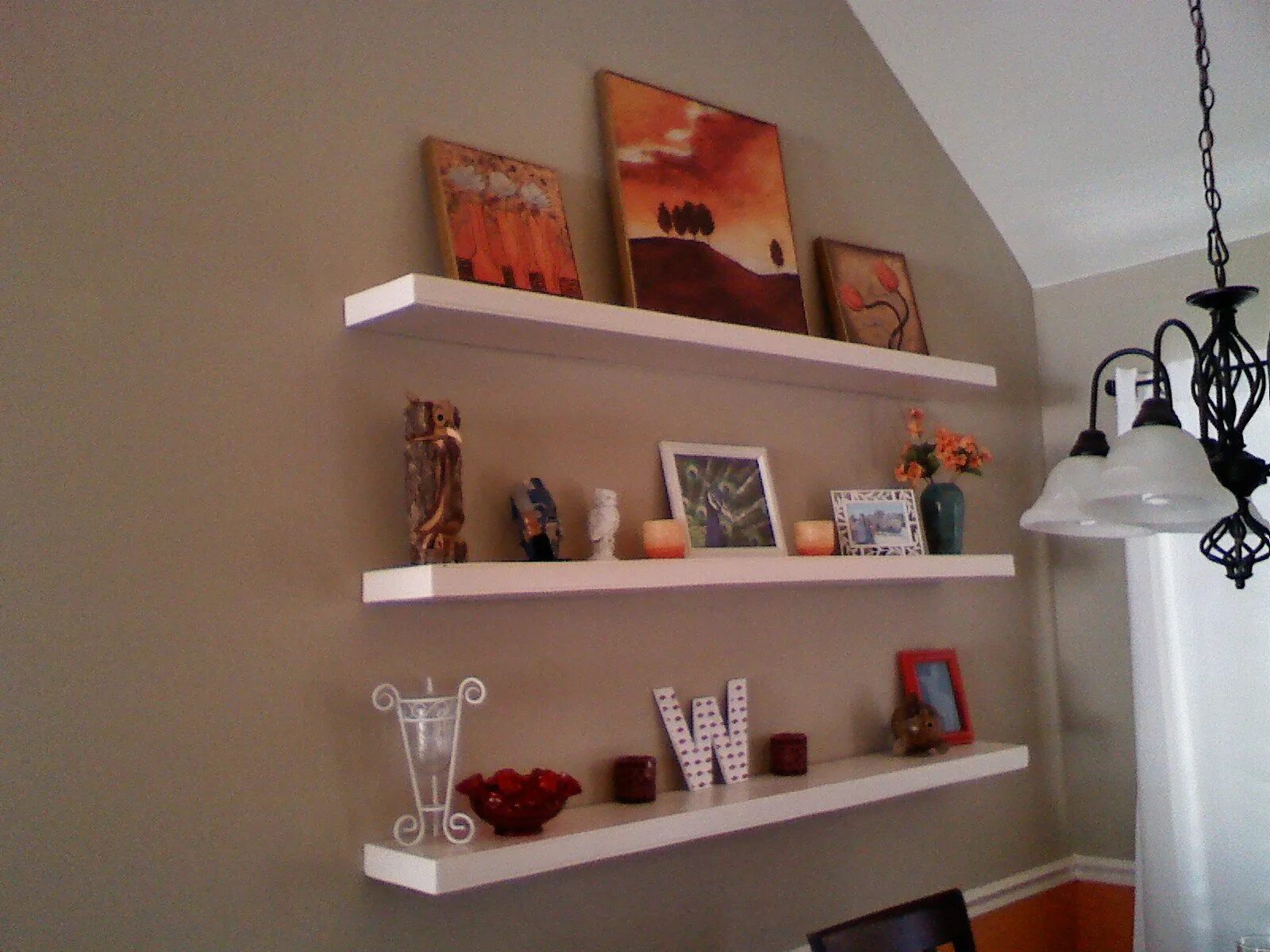 Прикрученная полка. Крепление для полок на стену. Крепёж для полки на стену. Крепёж для полок к стене. Прикрученная полка.