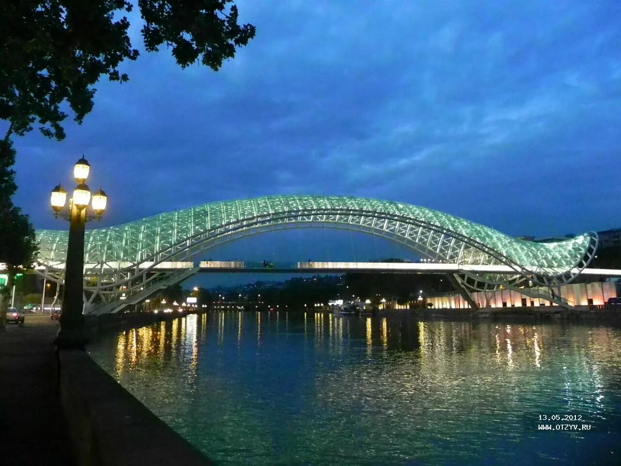 Мост в грузии. Стеклянный мост в Тбилиси. Мост дружбы Тбилиси. Пешеходный мост в Тбилиси.
