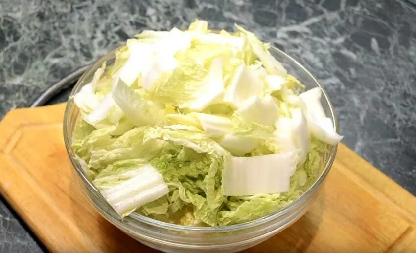 Быстро маринованная пекинская капуста. Маринованная капуста на зиму. Пекинская капуста в маринаде. Квашеная капуста в банке. Быстро маринованная пекинская капуста.