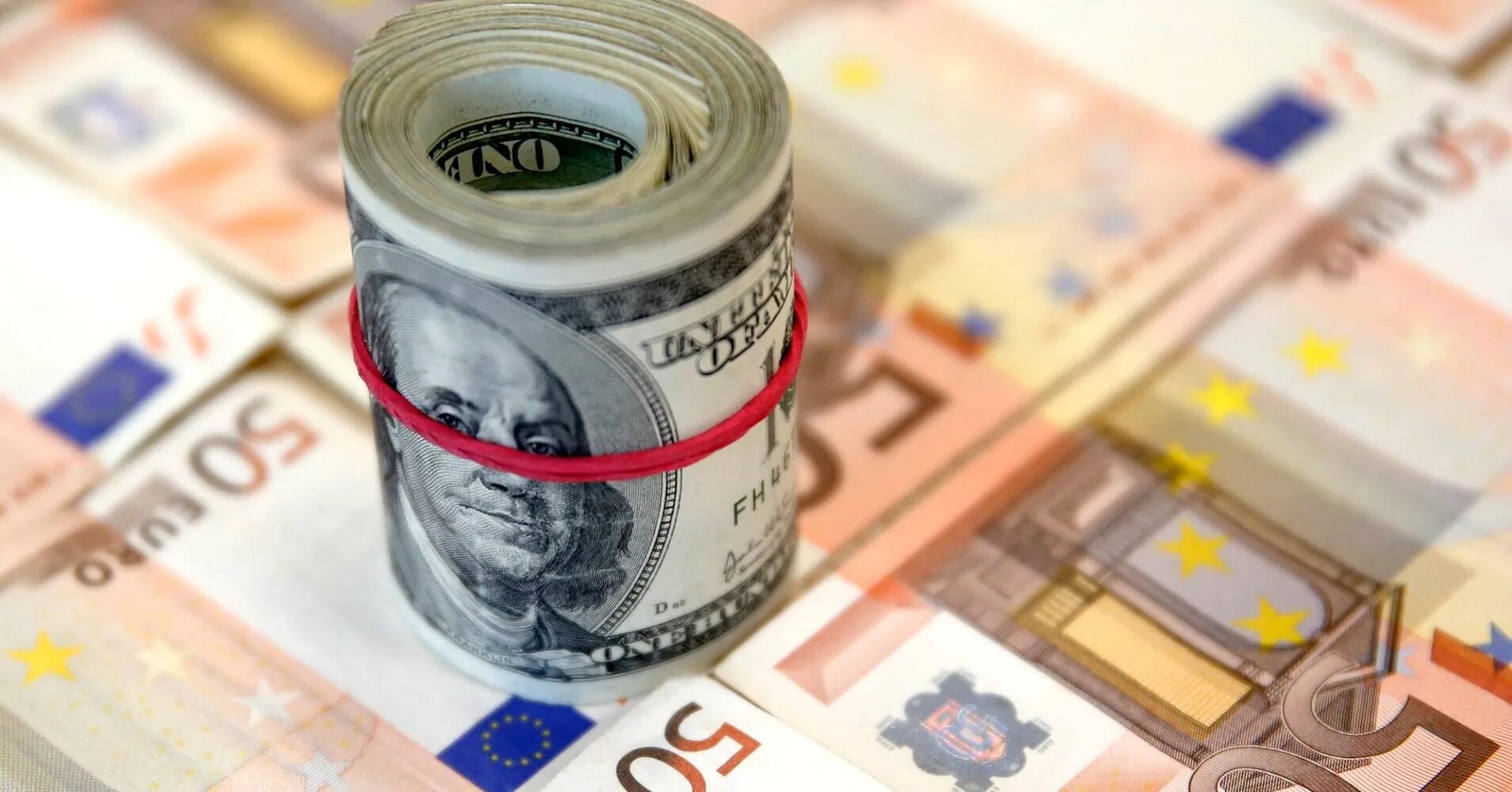 Евро доллар фунт. Доллар и евро. Евро валюта. Валюта доллар евро. Деньги евро доллары.