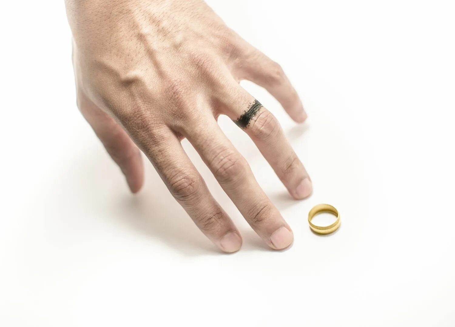 Кольцо изменяется. Отпечаток от кольца на пальце. Почернение кольца. Почерневшее золото. Палец зеленеет от кольца.
