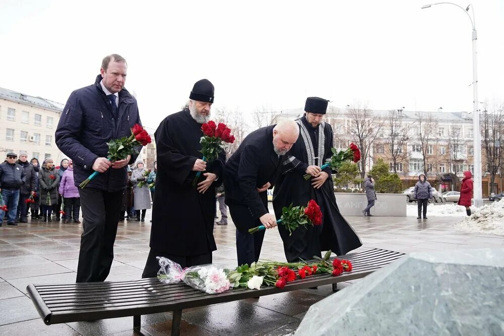 Дата теракта в зимней вишне. Кемерово 25.03.2018 зимняя вишня. Парк ангелов Кемерово зимняя вишня. Кемерово трагедия 2018 зимняя вишня. Возложение цветов к памятнику.