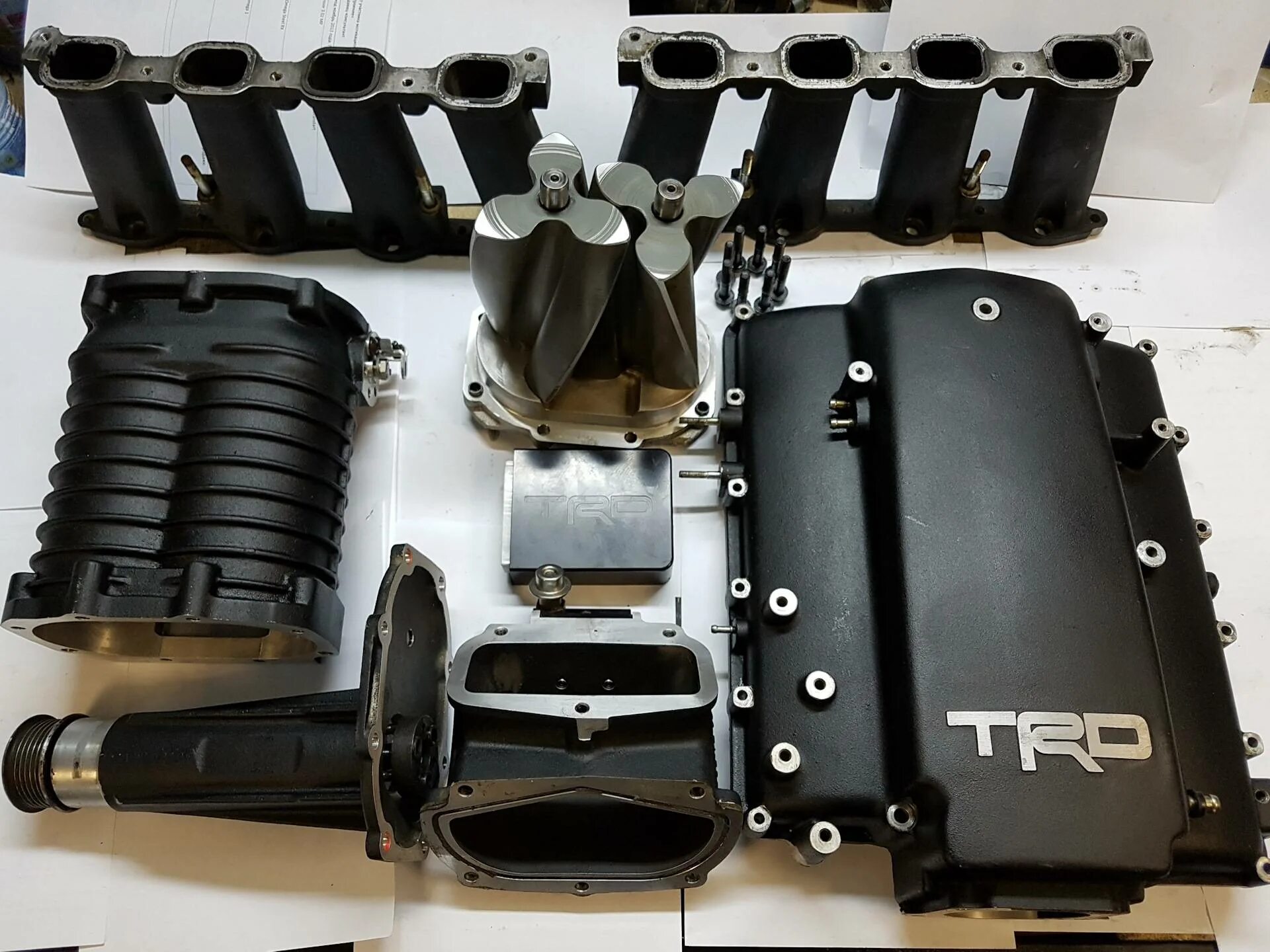 Нагнетатель двигателя. Механический нагнетатель trd. нагнетатель trd 3uz. компрессор trd на 2uz-fe. суперчарджер - механический нагнетатель.