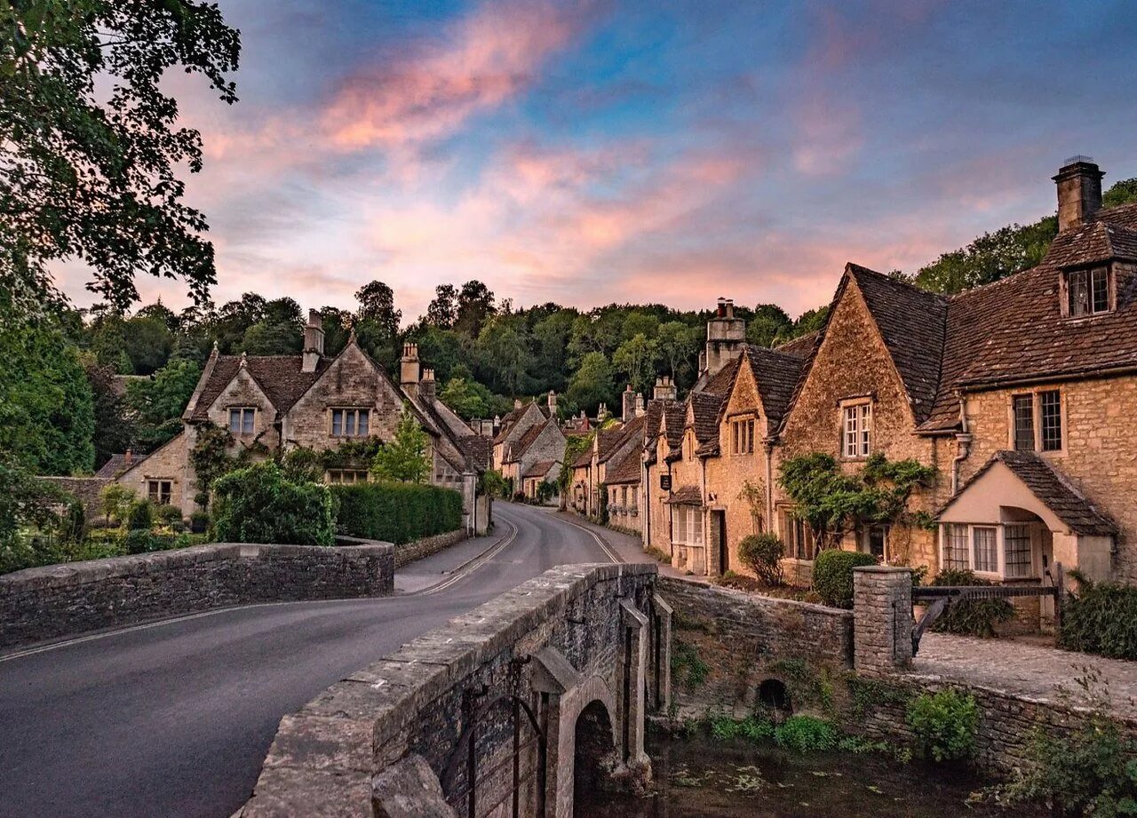 Англия деревня Castle Combe. Деревня Касл комб Англия. Castle Combe, Уилтшир, Англия. Деревня Бибери Великобритания. Шевить