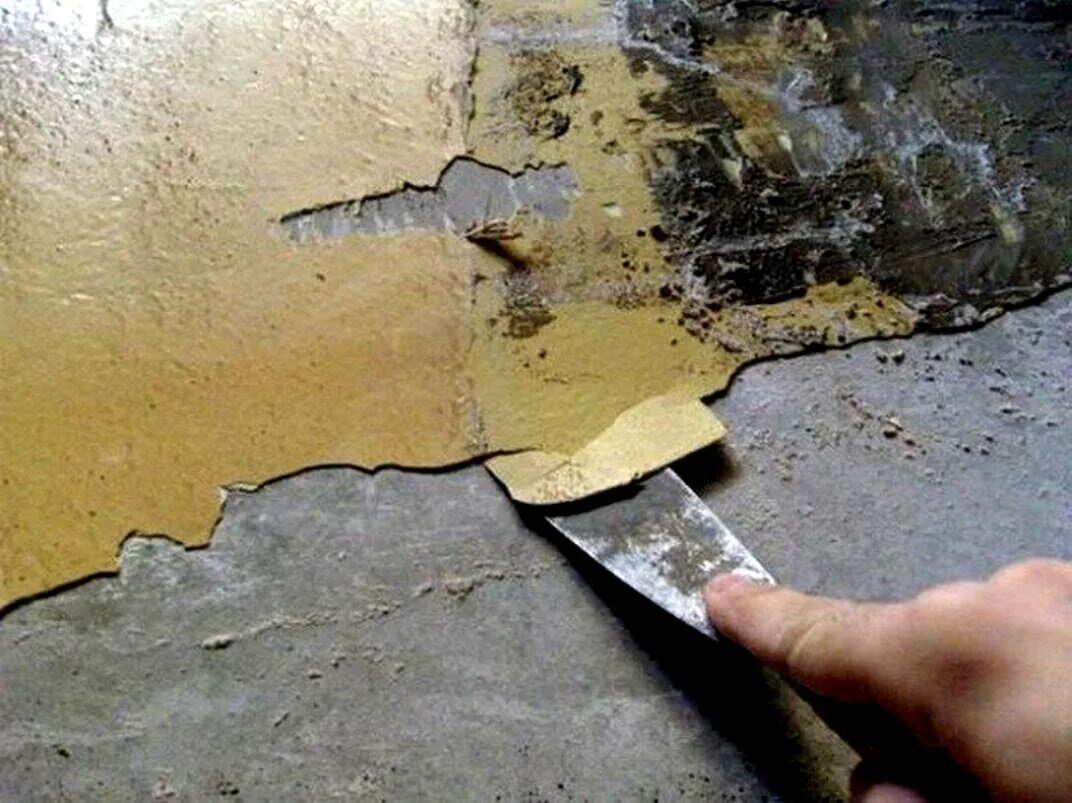 Очистка старых поверхностей. Зачистка стен от старой краски. Очистка поверхности шпателем. Зачистка поверхности стен. Снятие штукатурки со стен.