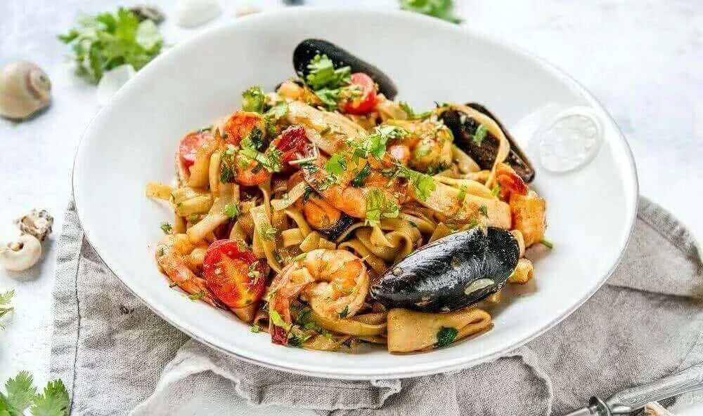 шпинатные тальятелле с креветками. паста фетучини с морепродуктами в сливочном соусе. паста ригатони с креветками. тальятелле сальмоне. фетучини лемонграсс.
