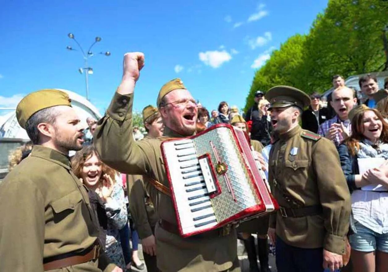 Песня поем о мире. Военные поют. Солдаты поют. С днем Победы гармонист. С днем Победы гармонь.