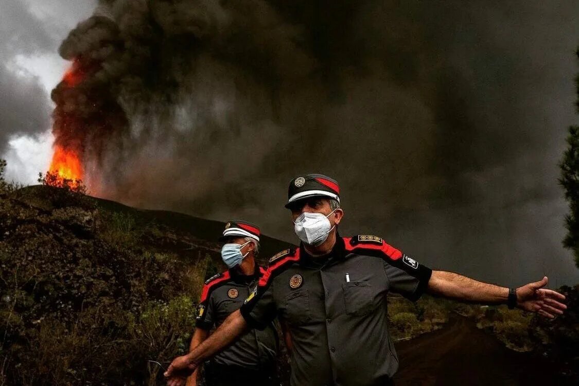 Извержение вулкана Кумбре-Вьеха 2021. Канарские острова извержение вулкана Кумбре-Вьеха. Последнее извержение вулкана на Канарах. Пепел на Канарах. Извержение вулкана уничтожило город