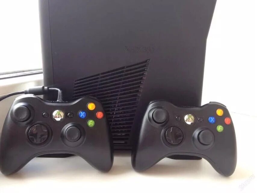 Где продать xbox. Иксбокс 360 слим. xbox 360 slim freeboot. xbox 360 e 2 джойстика проводных. xbox 360 slim без джойстика.